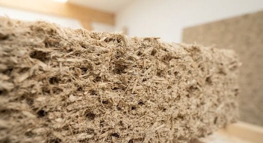 Gros plan d’un panneau isolant en fibres végétales